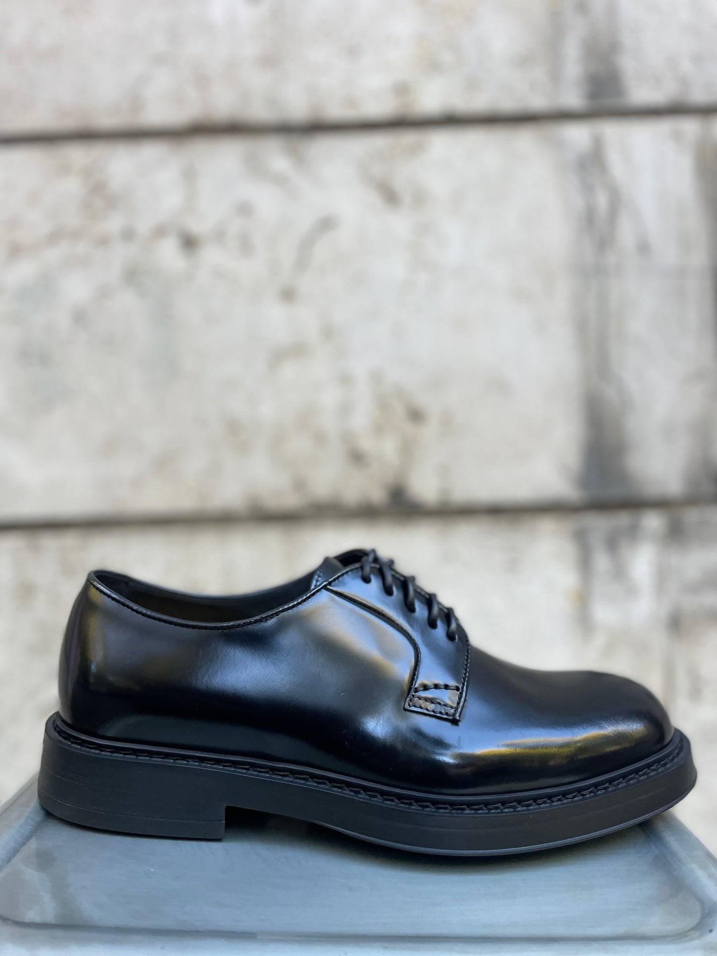 Stringata in pelle nera