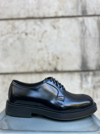 Stringata in pelle nera