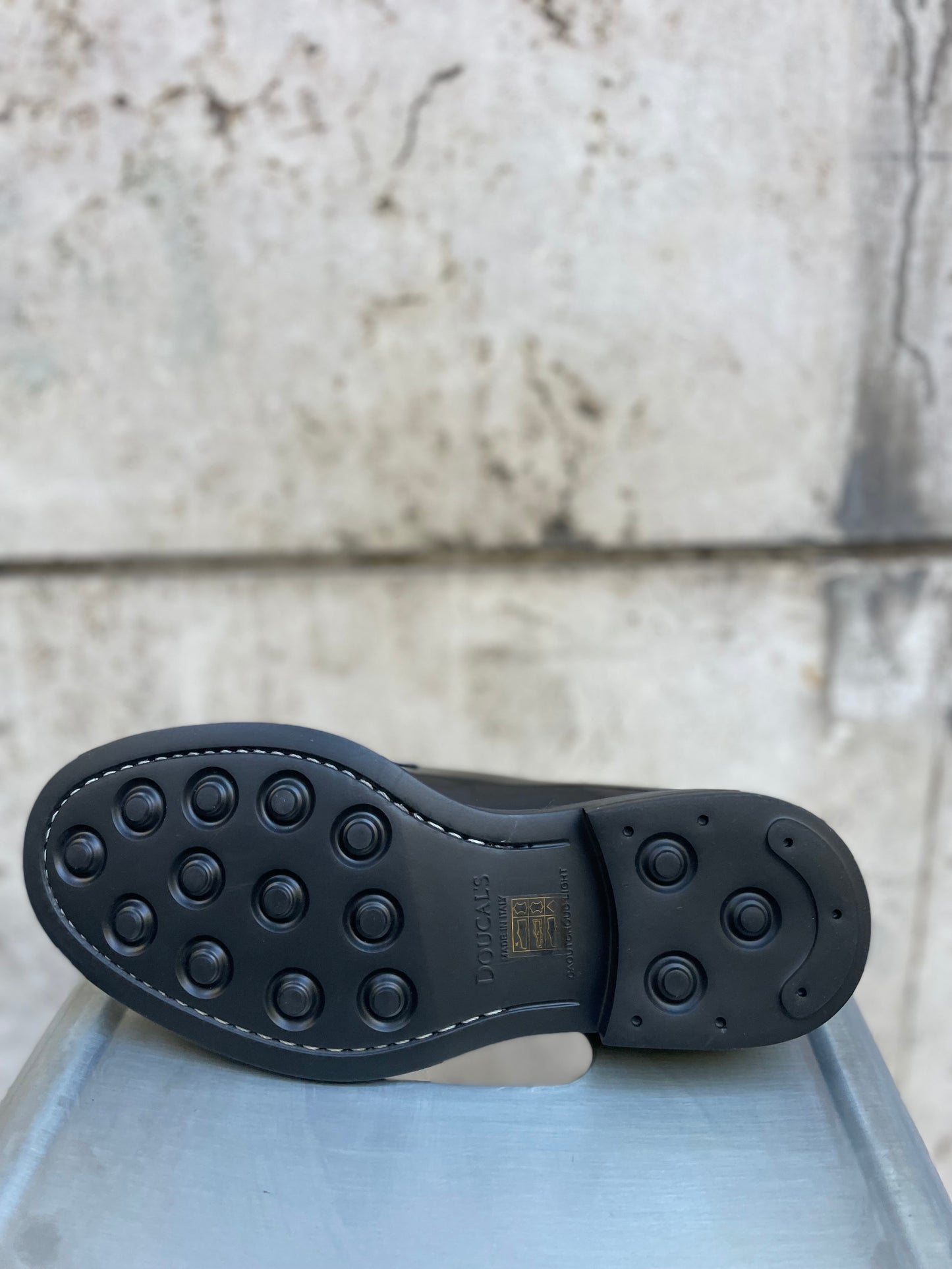 Stringata in pelle nera