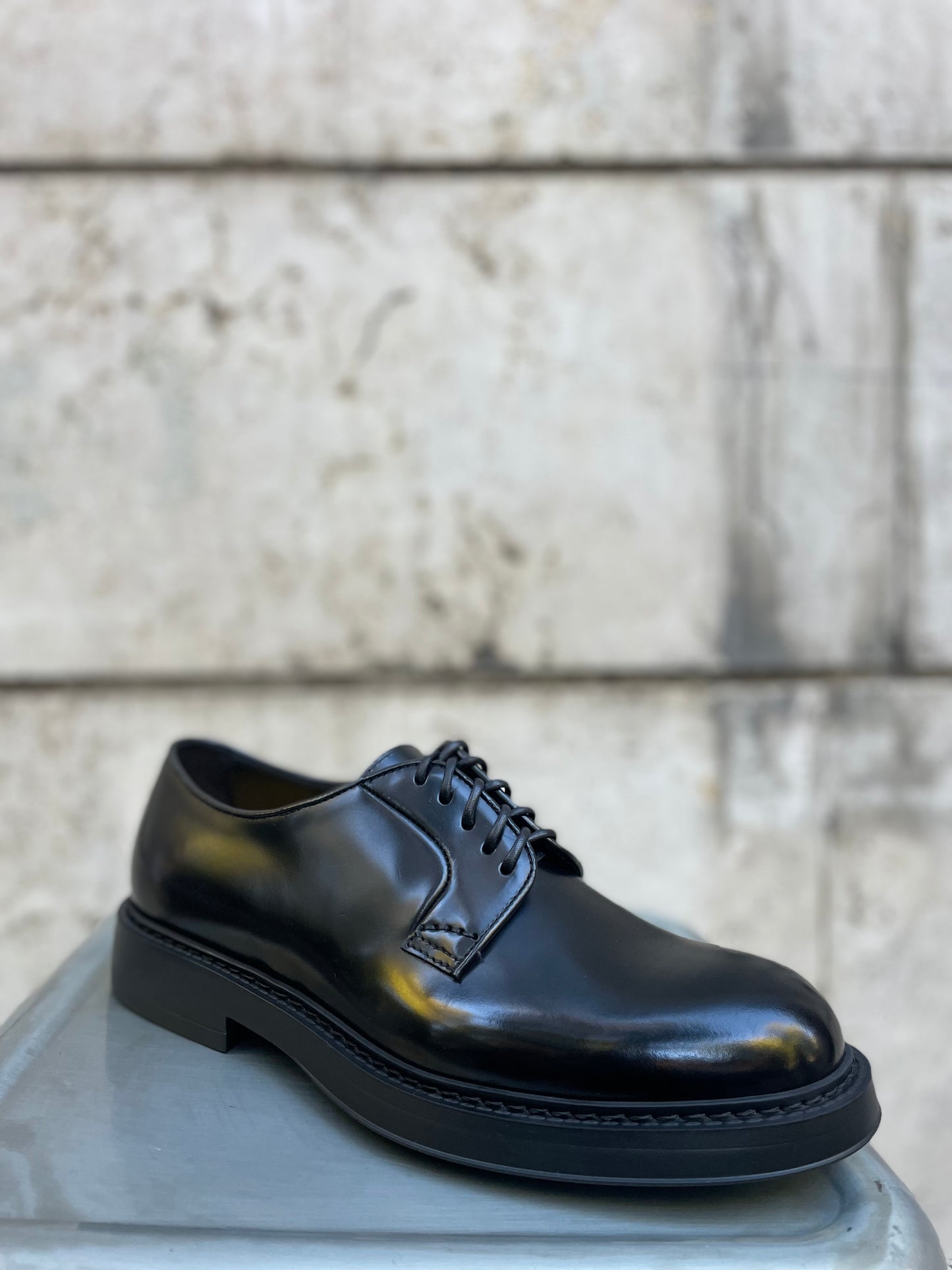 Stringata in pelle nera