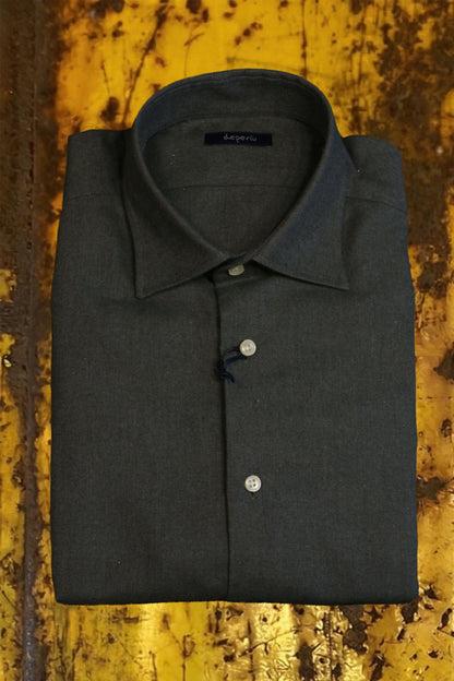 Deperlu camicia grigia e verde
